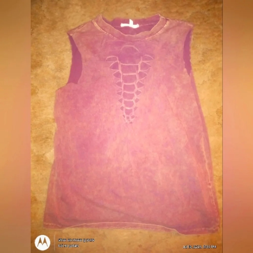 Gilded Intent Distressed Front Cutout Tee sz M